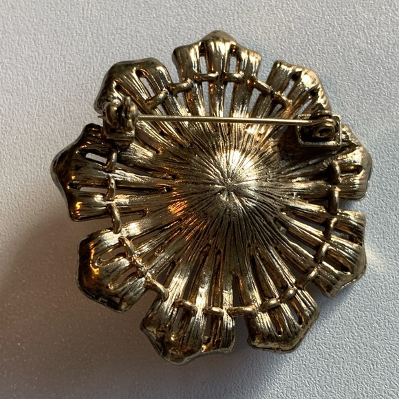 Large Gold-Toned Floral Brooch with Marcasites and a realistic Tahitian Pearl - Picture 2 of 3